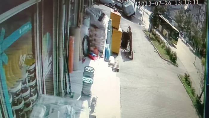 Kırmızı Işıkta Geçen İett Otobüsünün Çarptığı Kamyonet Devrildi