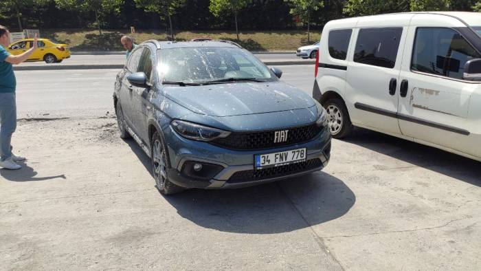 Sultangazi’de Hafriyat Kamyonundaki Beton Otomobilin Üzerine Döküldü