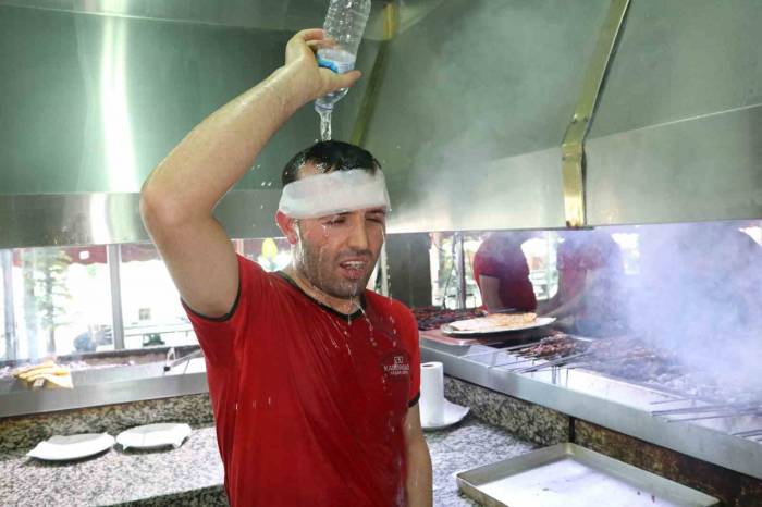Kebapçılar Sıcak Havada Böyle Serinledi