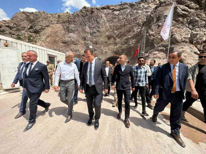 Yeniköprü-yüksekova Tünelinde Işık Göründü