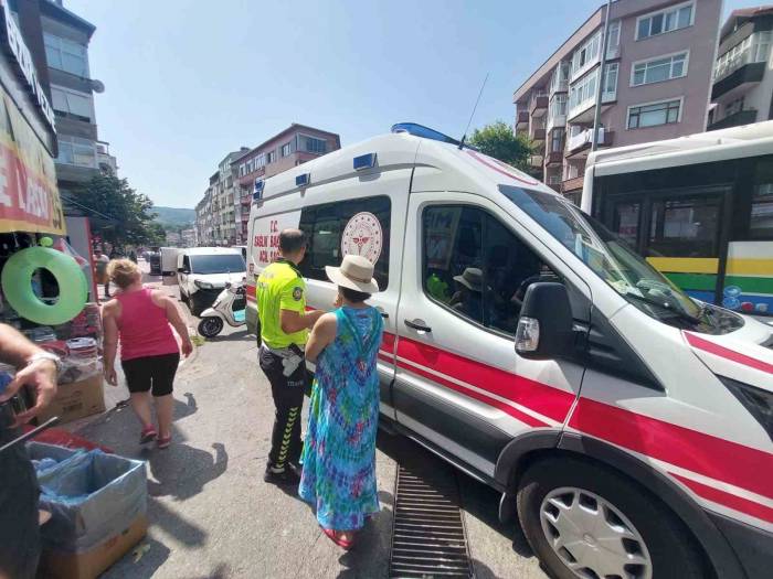 Yayalara Yol Vermek İsterken Kaza Yaptı