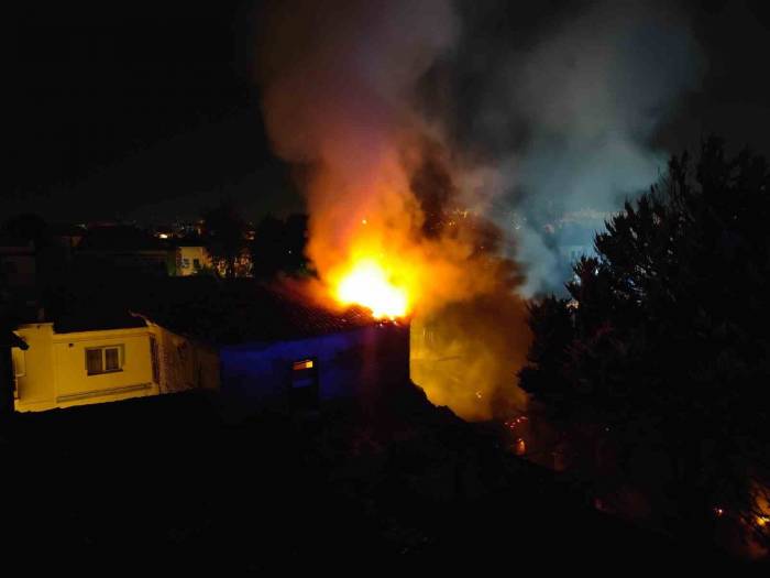 Kuşadası’ndaki Yangında Binanın Çatısı Çöktü