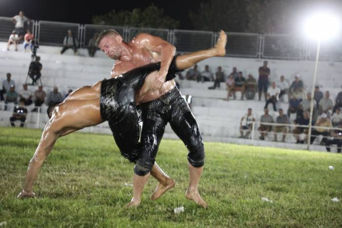 17. Edremit Şehit Hamdibey Yağlı Pehlivan Güreşleri Yapıldı