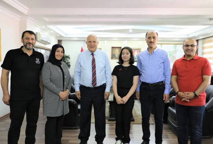 Başkan Pekmezci Lgs Türkiye Birincisi Özhan’ı Makamında Ağırlayarak Altın Hediye Etti