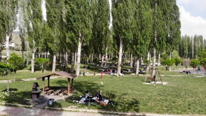 Sıcak Havadan Bunalan Bayburtlular Soluğu Parklarda Alıyor