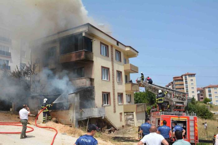 Bilecik’te Yanan Binada Mahsur Kalan 1’i Bebek 3 Kişi Son Anda Kurtarıldı
