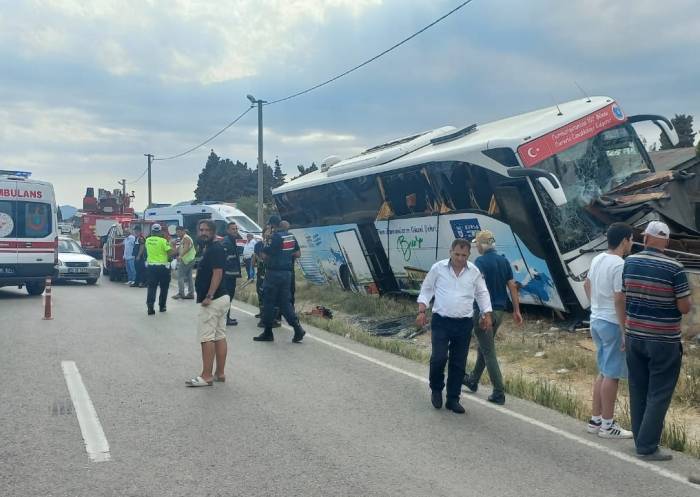 Gelibolu’da Tur Otobüsü Kaza Yaptı; 1 Ölü, 8 Yaralı