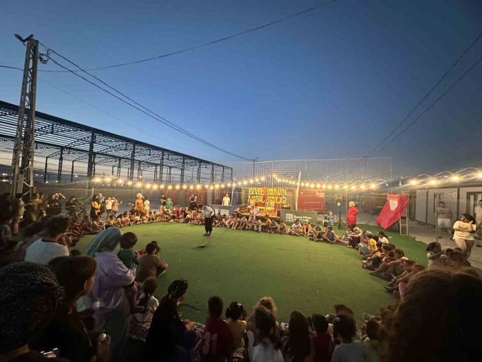 Depremzede Çocuklar Masallarla Güldü