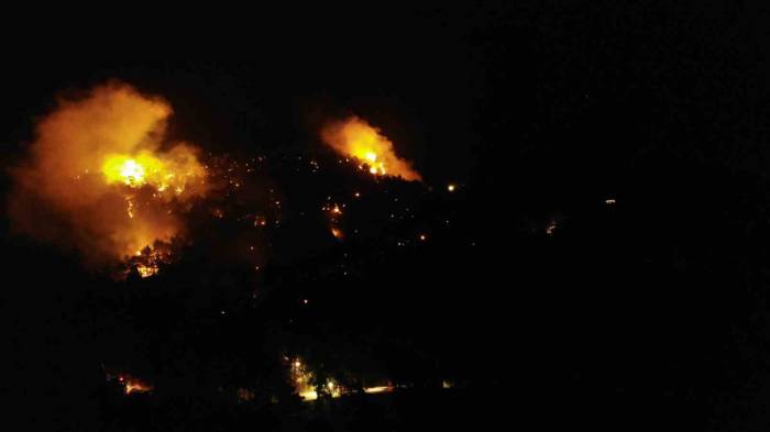 Çanakkale’de Gece Başlayan Orman Yangını Havadan Görüntülendi