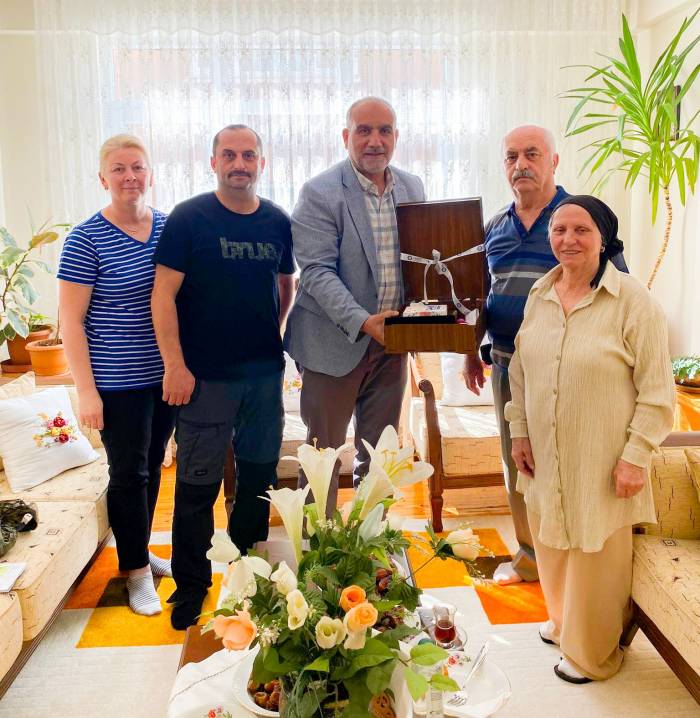 Başkan Sandıkçı’dan Hacılara Kur’an-ı Kerim Hediyesi