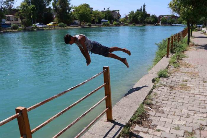 Uzmanı Uyardı: "çocukları 11.00 İle 14.00 Arasında Dışarı Çıkarmayın"