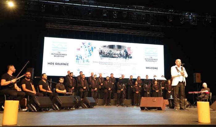 Depremde Yaşamını Yitiren Kktc’li Çocuklar İçin Söyledikleri Şarkı Yüzlerce Dinleyiciyi Hüzne Boğdu