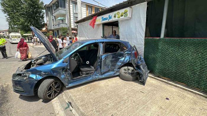 Minibüs İle Otomobilin Karıştığı Kazada 4 Kişi Yaralandı