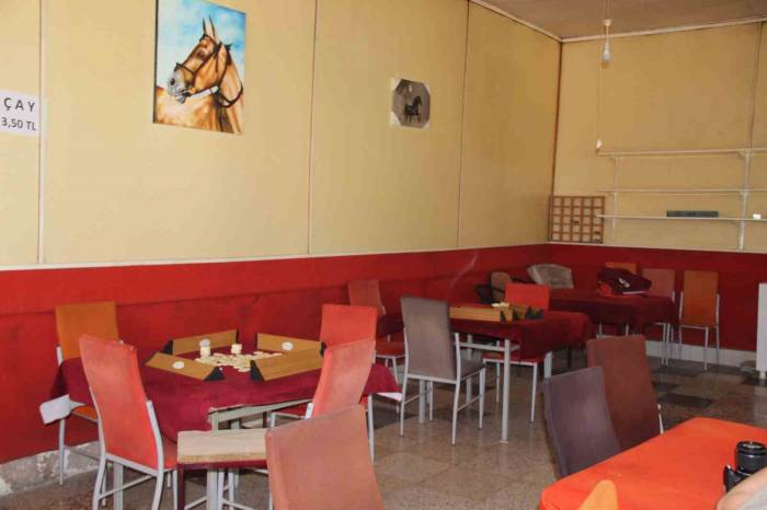 Elazığ’da Bunaltıcı Sıcaklarla Birlikte Kıraathaneler Boş Kaldı