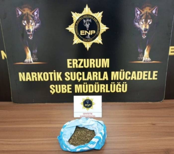 Polisten Kaçan Şüphelinin Yere Attığı Poşetten 160 Gram Bonzai Çıktı