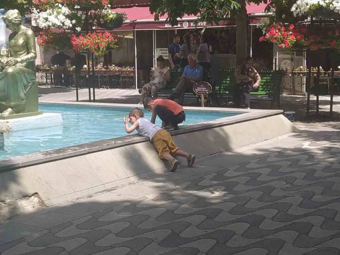 Sıcaktan Bunalan Çocuklar Çareyi Süs Havuzunda Buldu