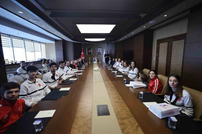 Bakan Dr. Osman Aşkın Bak, İşitme Engelliler Voleybol Milli Takımları’nı Kabul Etti