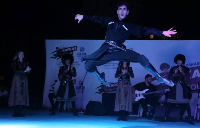 Kafkas Dansıyla Kendilerine Hayran Bıraktılar