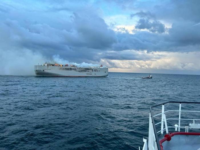 Hollanda’da Kargo Gemisindeki Yangın 2 Gündür Devam Ediyor