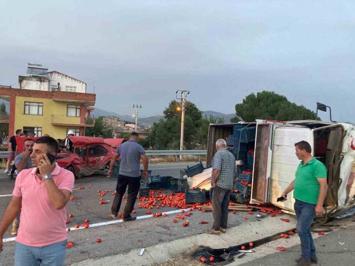 İzmir’de Kamyonetle Çarpışan Otomobilin Sürücüsü Hayatını Kaybetti