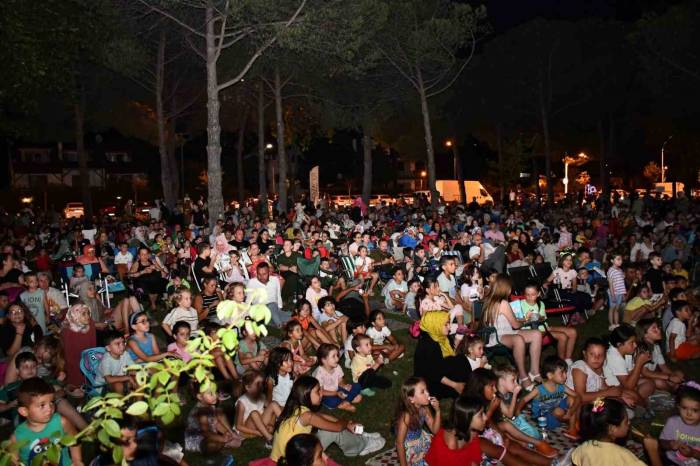 İznik’te Açık Hava Sinemasına Miniklerden Yoğun İlgi