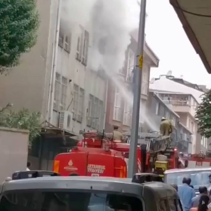 Küçükçekmece’de Korkutan Yangın: 2 Yaralı