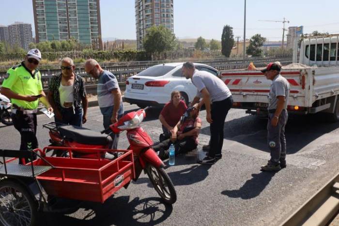 Kamyonet İle Motosiklet Çarpıştı, 2 Kişi Yaralandı