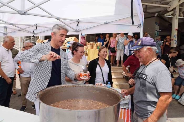 Marmaris Belediyesi’nden Aşure İkramı