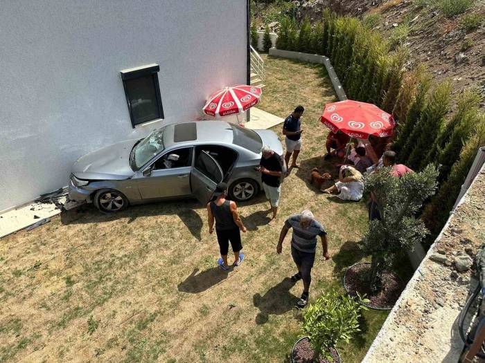 Otomobil Metrelerce Yükseklikten Evin Bahçesine Düştü