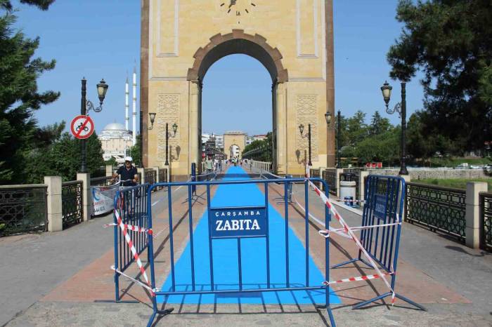Tarihi Köprü’ye ‘mavi Yol’