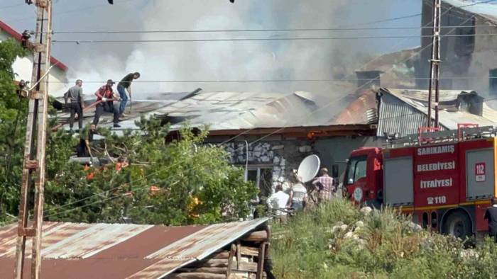 Sarıkamış’ta Bir Ev Yanarak Kül Oldu