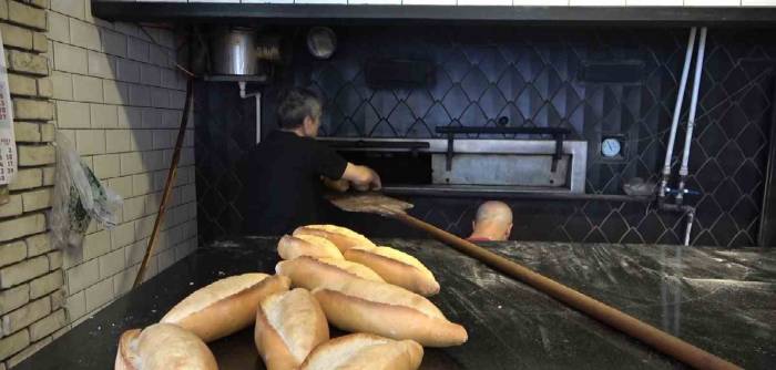 Kavurucu Sıcaklarda Fırıncıların 200 Dereceyi Bulan Fırında Ekmek Mücadelesi
