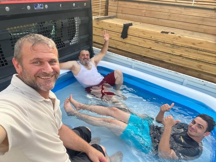 Sultanbeyli’de Sıcaktan Bunalan İşçiler Kamyonet Kasasına Havuz Kurdu