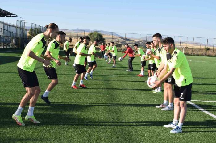 Arguvanspor Topbaşı Yaptı