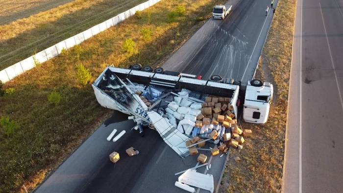 Tekstil Malzemesi Yüklü Tır Devrildi, 1 Kişi Yaralandı