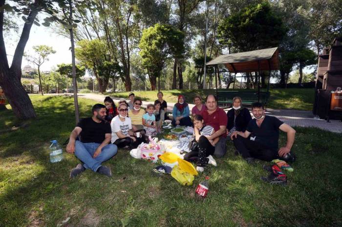 Ankara’da Sıcaktan Bunalan Vatandaşlar Yakacık Mesire Alanına Koştu
