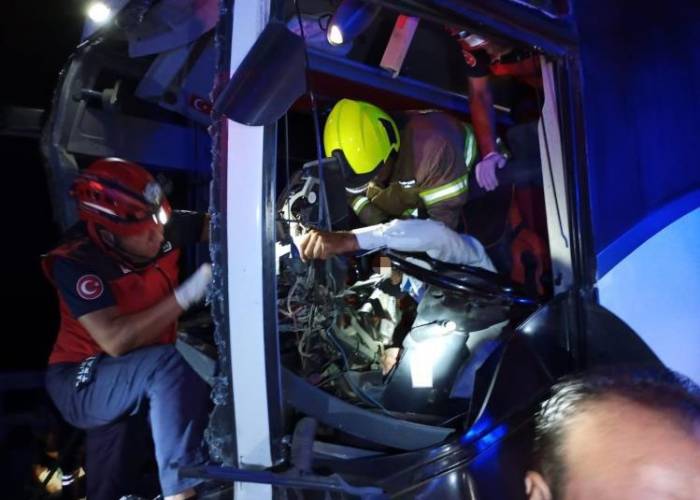 Otobüs, Beton Mikserine Çarptı: 2’si Ağır 44 Yaralı