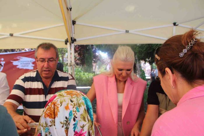 Bilecik Belediye Başkan Vekili Subaşı Vatandaşlara Aşure İkramında Bulundu