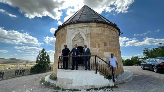 Akli Dengesi Bozuk Şahsın Zarar Verdiği Türbelerde Restorasyon Çalışmaları Tamamlandı