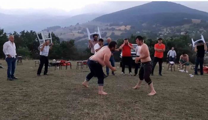 Fırtınalı Havaya Rağmen Onlar Güreşmekten Vazgeçmedi