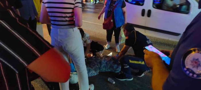 Karşıdan Karşıya Geçmek İsteyen Kadına Araba Çarptı