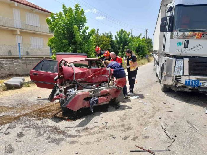 Tır İle Otomobil Kafa Kafaya Çarpıştı: 2 Yaralı