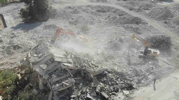 Enkaz Kentte Afrika Sıcağında Zorlu Yıkım