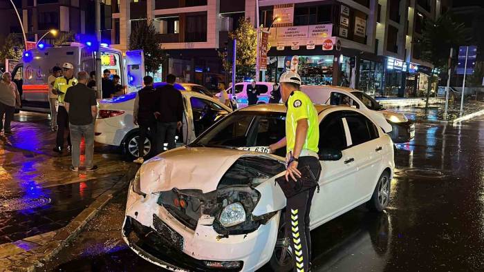 Kayganlaşan Yolda İki Otomobil Çarpıştı: 3 Yaralı
