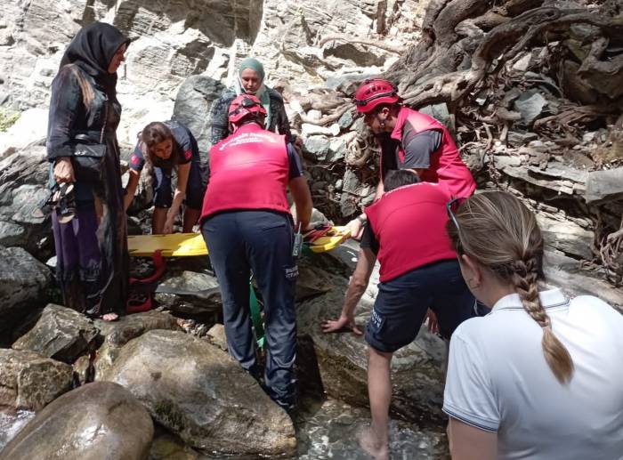 Edremit’te Kayalıklardan Düşen Turistin Yardımına İtfaiye Ekipleri Koştu