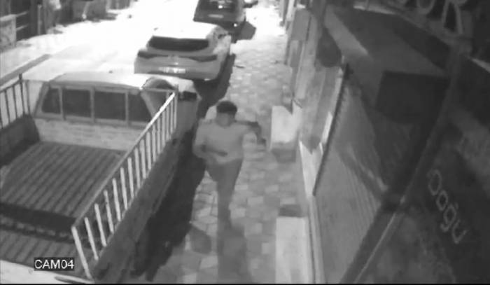 Eve Giren Hırsız, Kaçarken Çaldığı Eşyaları Düşürdü