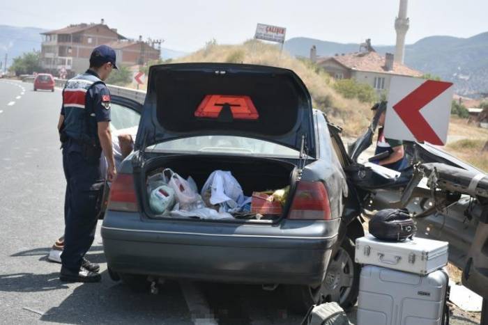 Hurdaya Dönen Otomobilde Ağır Yaralanan 14 Yaşındaki Kız Yaşam Savaşına Yenik Düştü
