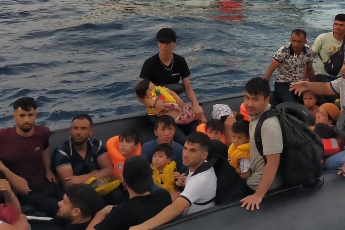 İzmir’de 54 Düzensiz Göçmen Ve 1 Göçmen Kaçakçısı Yakalandı