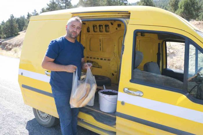 Ekmek Parasını 7 Köyün Ekmeğini Dağıtarak Kazanıyor