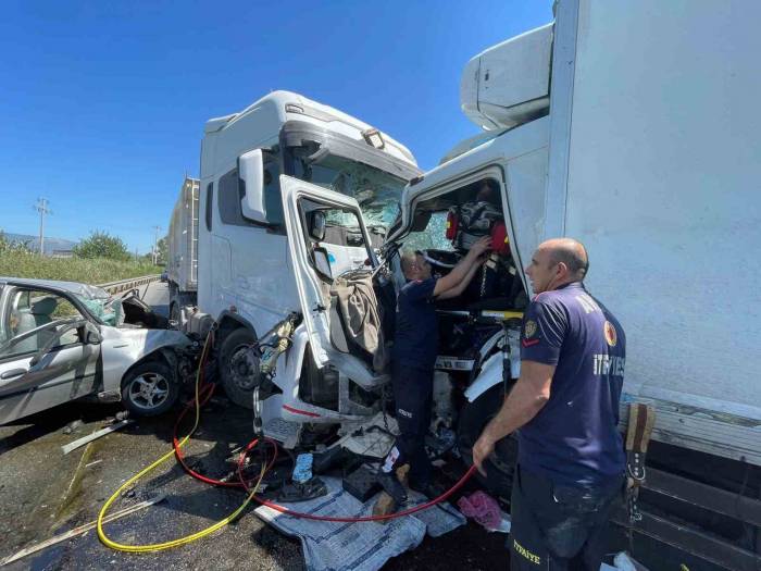 Kamyon Karşı Şeride Geçti, Tır Ve Otomobile Çarptı: 3 Yaralı